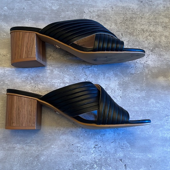 Nanette Lepore black leather sandals size 8 - pleated crossband - open toe EUC - Picture 4 of 8